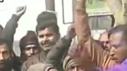 तुगलकी फरमान पर भड़के ई-रिक्शा चालक दिया धरना, डीएम आवास घेराव की चेतावनी