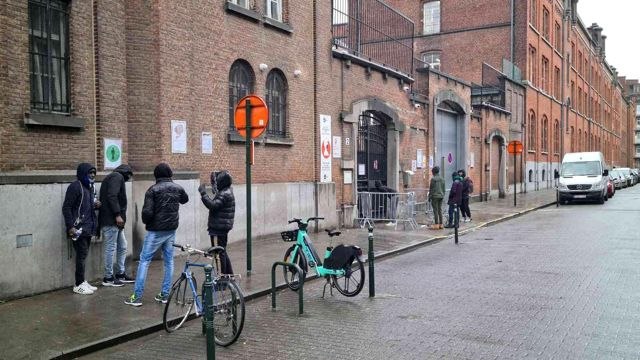 Belçika'da sığınmacılara Ömer Bin Hattab Camii cemaati sahip çıkıyorCamide hazırlanan yemekler sığınmacılara dağıtılıyor