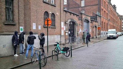 Belçika'da sığınmacılara Ömer Bin Hattab Camii cemaati sahip çıkıyorCamide hazırlanan yemekler sığınmacılara dağıtılıyor