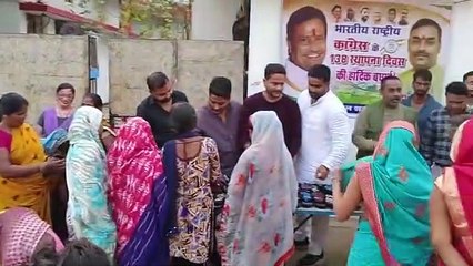 कांग्रेसी कार्यकर्ताओं ने लोगों को वितरण किया मिठाई व चरण पादुका