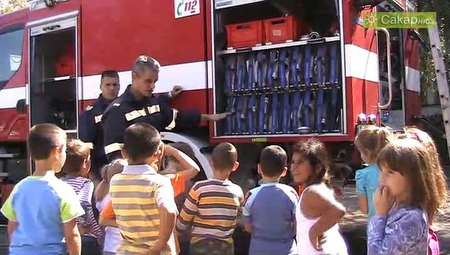 Деца се учат от пожарникари, 2010 г