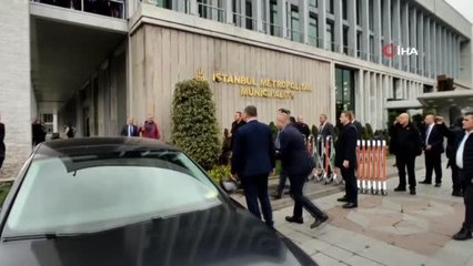 Tezgahı elinden alınan simitçi, İBB binası önünde kendini yakmaya çalıştı