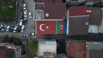 Evinin çatısına dev Türk ve Azerbaycan Bayrağı çizdi