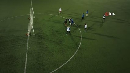 Kız öğrencilerin futbol tutkusu