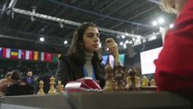 Dos mujeres iraníes compiten sin velo en el mundial de partidas rápidas de ajedrez en Kazajistán