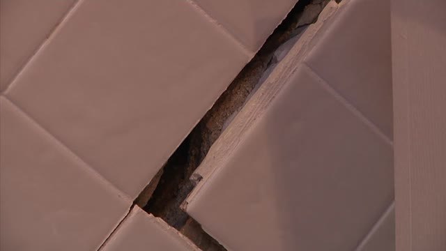 Cada vez hay más grietas y nadie hace nada : Los vecinos de Cazalla de la Sierra preocupados por sus viviendas