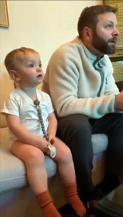 Quand tu regardes le foot avec ton papa... trop mignon