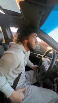 Il roule comme un fou dans les bouchons mais ça finit mal pour sa voiture