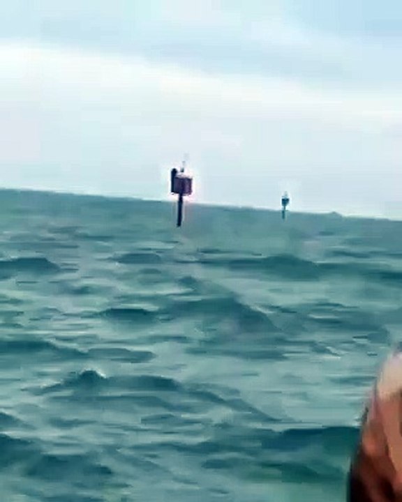 Pescatore disperso in mare da due giorni ritrovato aggrappato a una boa