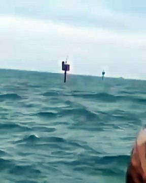 Pescatore disperso in mare da due giorni ritrovato aggrappato a una boa