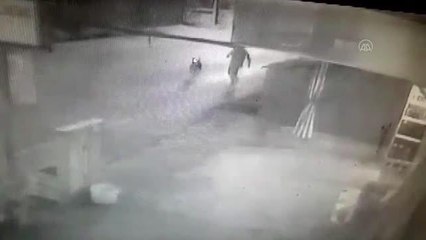 Köpeğin çocuğa saldırması güvenlik kamerasında