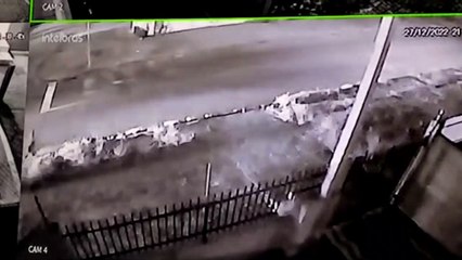 Vídeo: Motorista é morto a tiros e passageiro pula janela para escapar