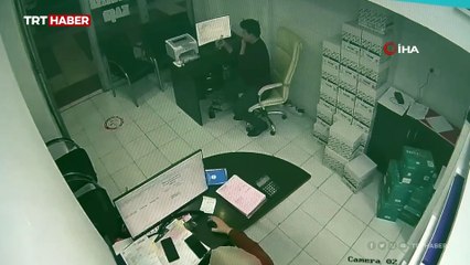 Antalya'da bir kedi girdiği iş yerinin tavanını çökertti