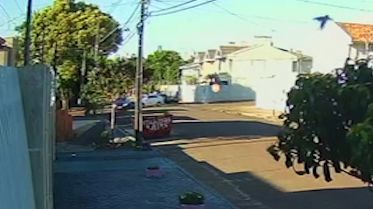 BMW fica danificada em colisão no Neva, veja vídeo