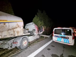 REFÜJE ÇIKAN TIR'IN SÜRÜCÜSÜ ÖLDÜ; KAZADA KALP KRİZİ ŞÜPHESİ