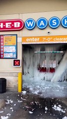 Un autolavado terminó congelado por bajas temperaturas en Estados Unidos