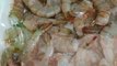 Un plato de camarones gambas marisco para preparar receta de cocina aguachile con especias secretas