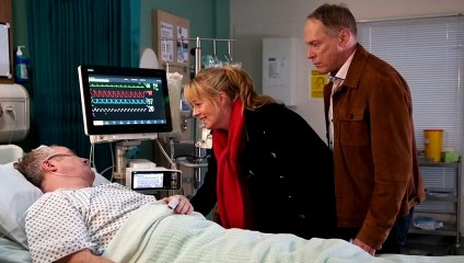 Griff Attacks Spider With A Crowbar! - Coronation Street Spoilers