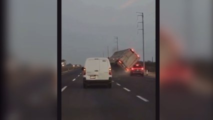 tn7-Video- ‘Trailero loco’ cierra el paso a carros hasta que se vuelca en autopista-281222