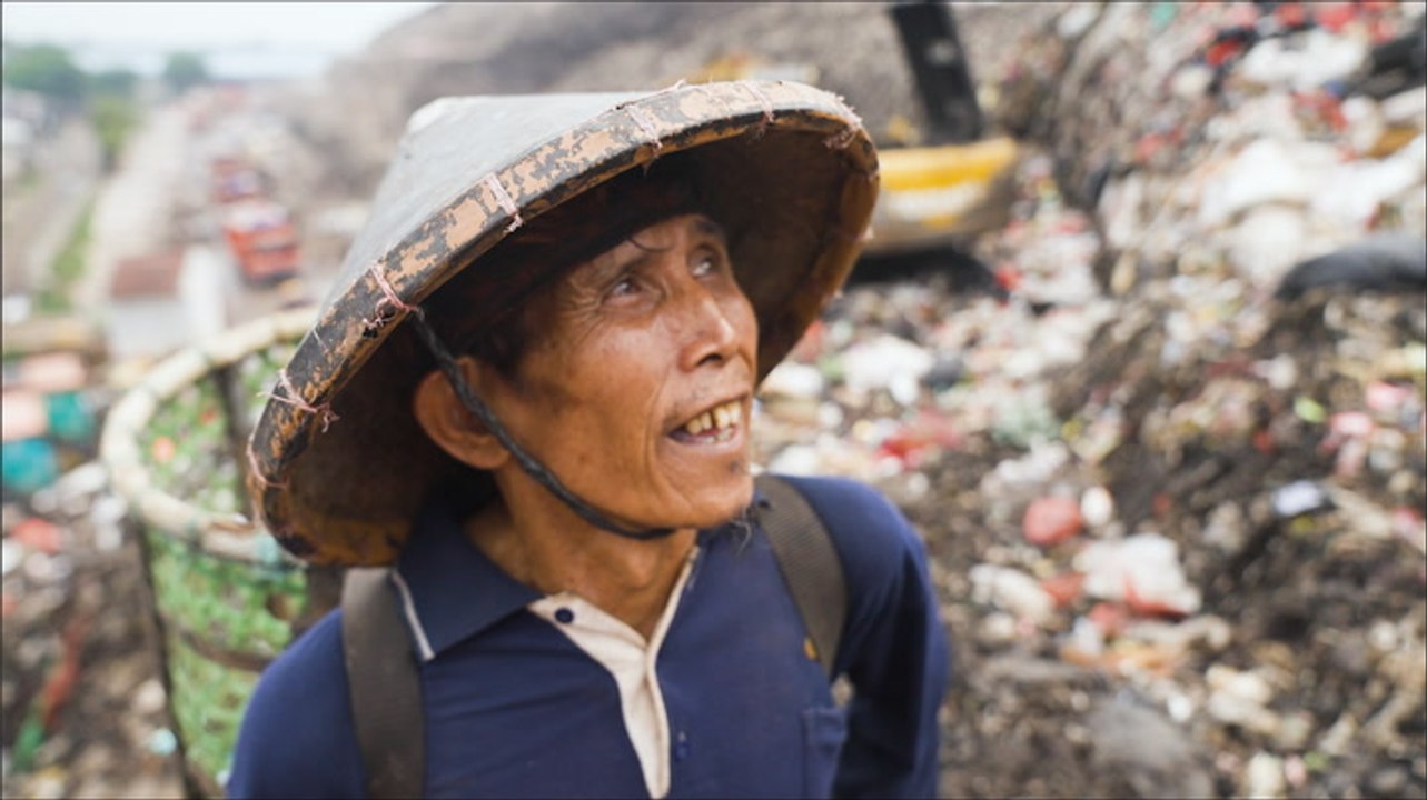 How picking trash at the largest landfill in Indonesia became more profitable than farming