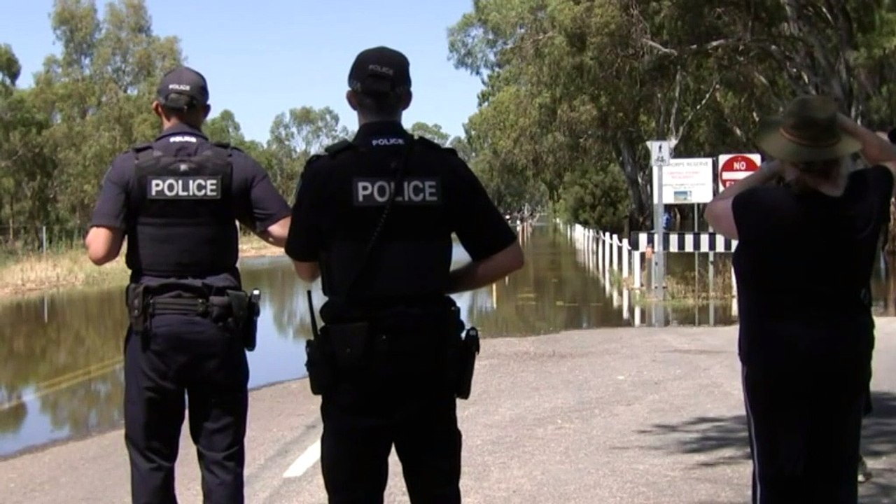 South Australian floods threaten homes along Mary Ann Reserve in Mannum