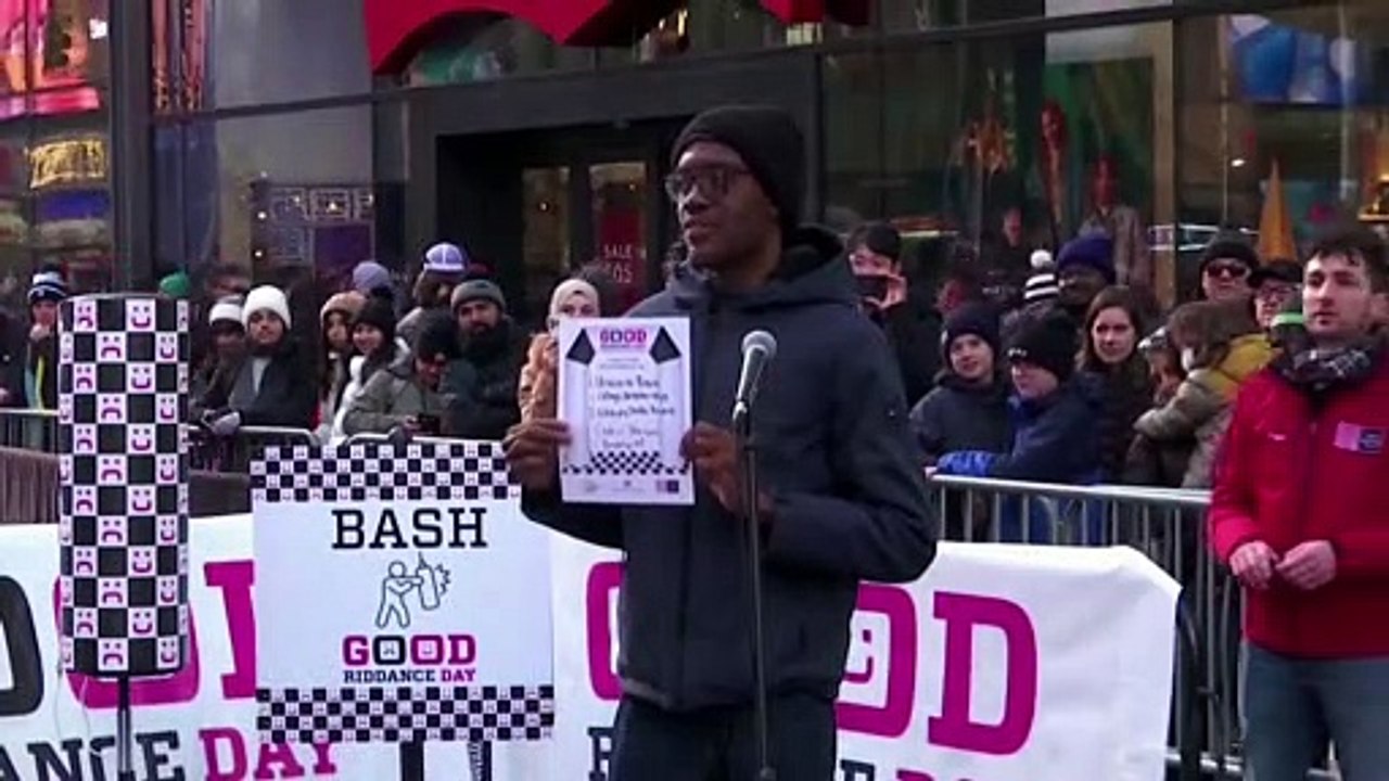 New Yorkers shred '22 regrets in Times Square
