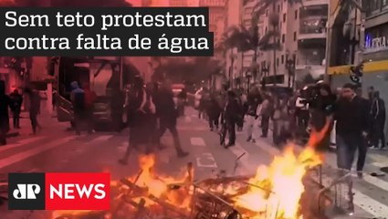 Grupo protesta contra falta de água em prédio invadido