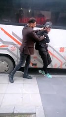 Esenyurt'ta aküsünü çalmaya çalışan hırsızı önce dövdü, sonra polise teslim etti