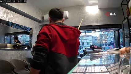 Fatih'te koltuk değnekli şahsın meyve bıçağıyla soygun girişimi kamerada