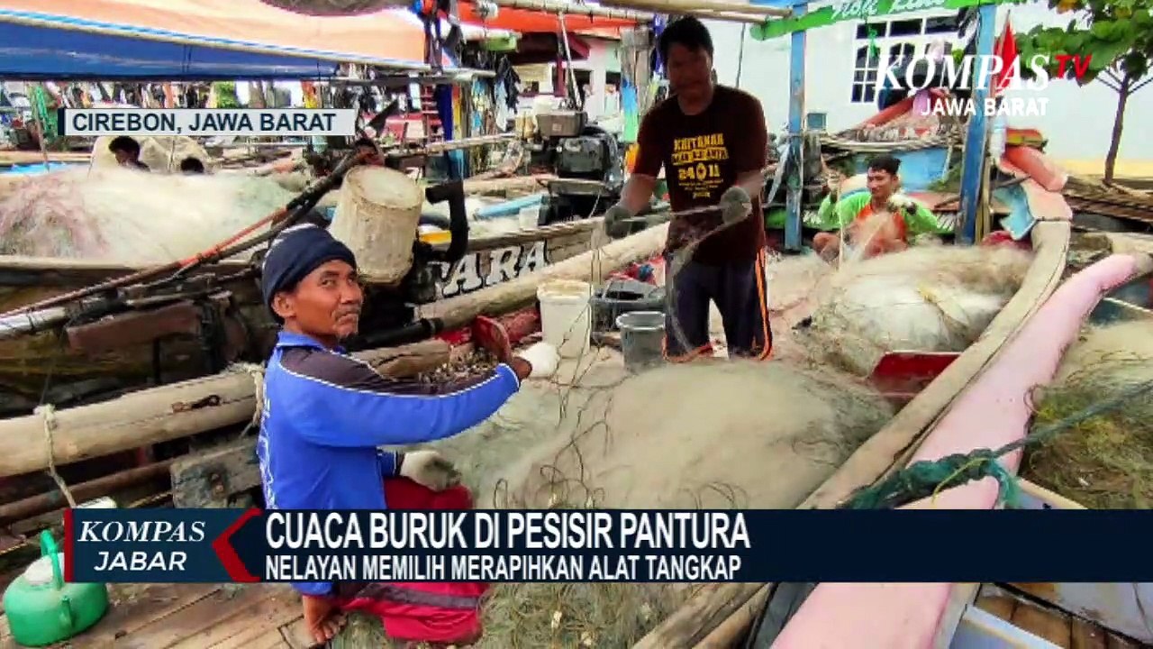 Pesisir Pantura Dilanda Cuaca Buruk, Nelayan Parkirkan Perahu