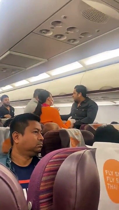 Watch : ஏர் ஹோஸ்டரை அழைப்பதில் தகராறு, விமானத்தில் இரு பயணிகளிடையே கைகலப்பு! அப்புறம் என்ன ஆச்சு?