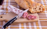 Faut-il retirer la peau du saucisson ?