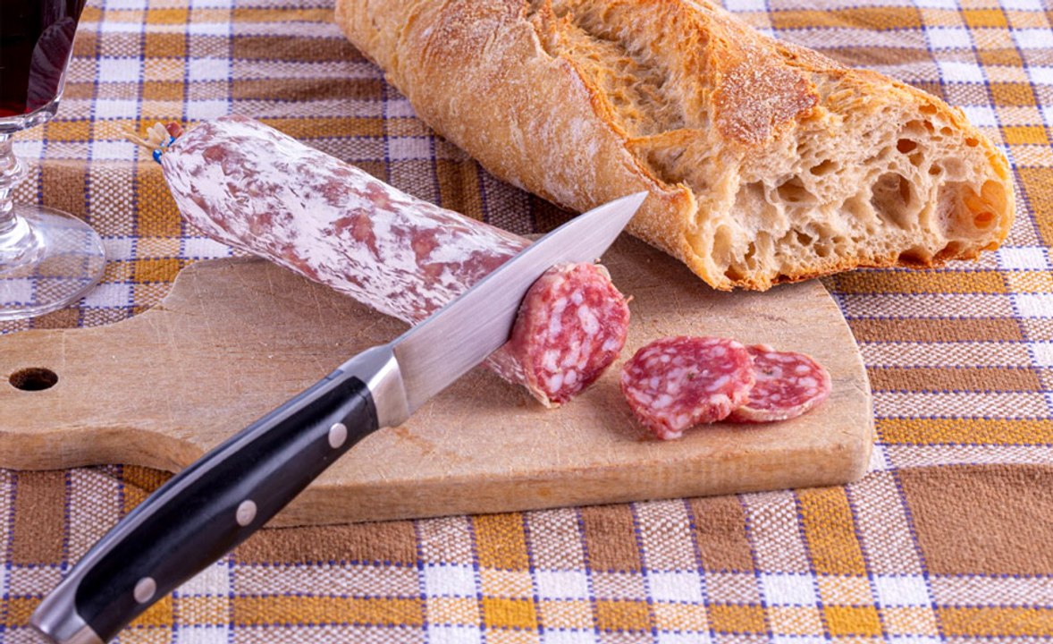Faut-il retirer la peau du saucisson ?