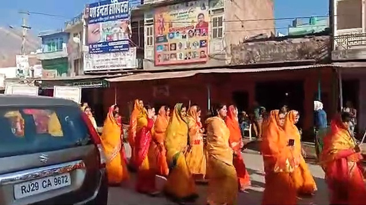 दौसा . काली पट्टी बांधकर जैन समाज के लोगों ने ल...