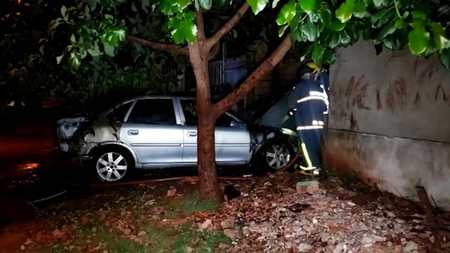 Vectra fica destruído após pegar fogo, no bairro Esmeralda