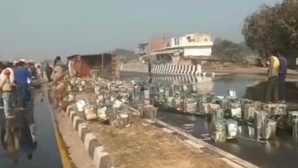 ब्रेकिंग न्यूज़: टाटा 407 का टायर फटने से हुआ बड़ा हादसा, एक महिला सहित तीन लोग हुए घायल