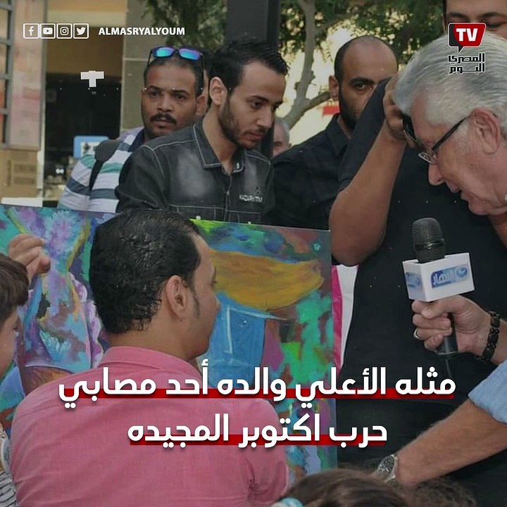 لم تمنعه الإعاقة من الإبداع.. فنان تشكيلي يرسم بفمه