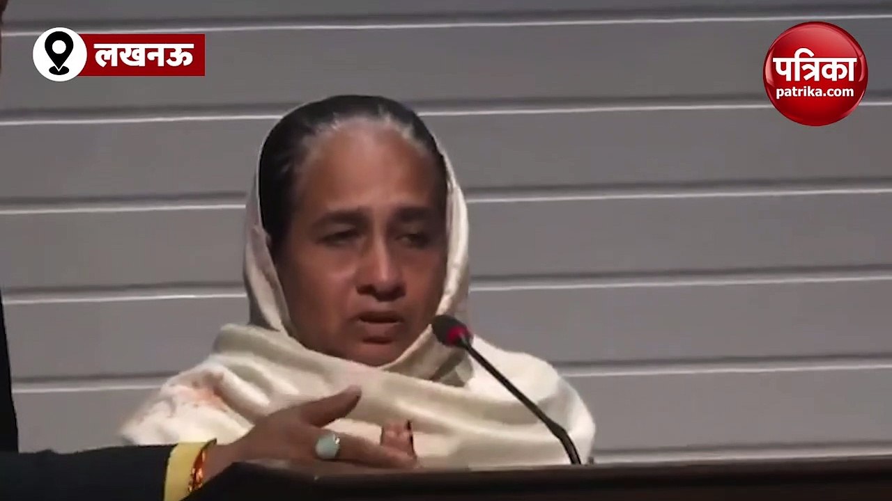 अखिलेश की प्रेस कॉन्फ्रेंस में रो पड़ी महिला, य...