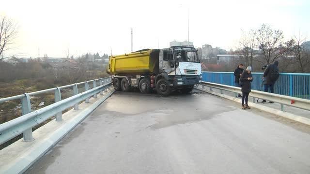 KUZEY MİTROVİCA - Kosova'nın kuzeyinde Sırplar tarafından barikat olarak kullanılan iki kamyon kundaklandı