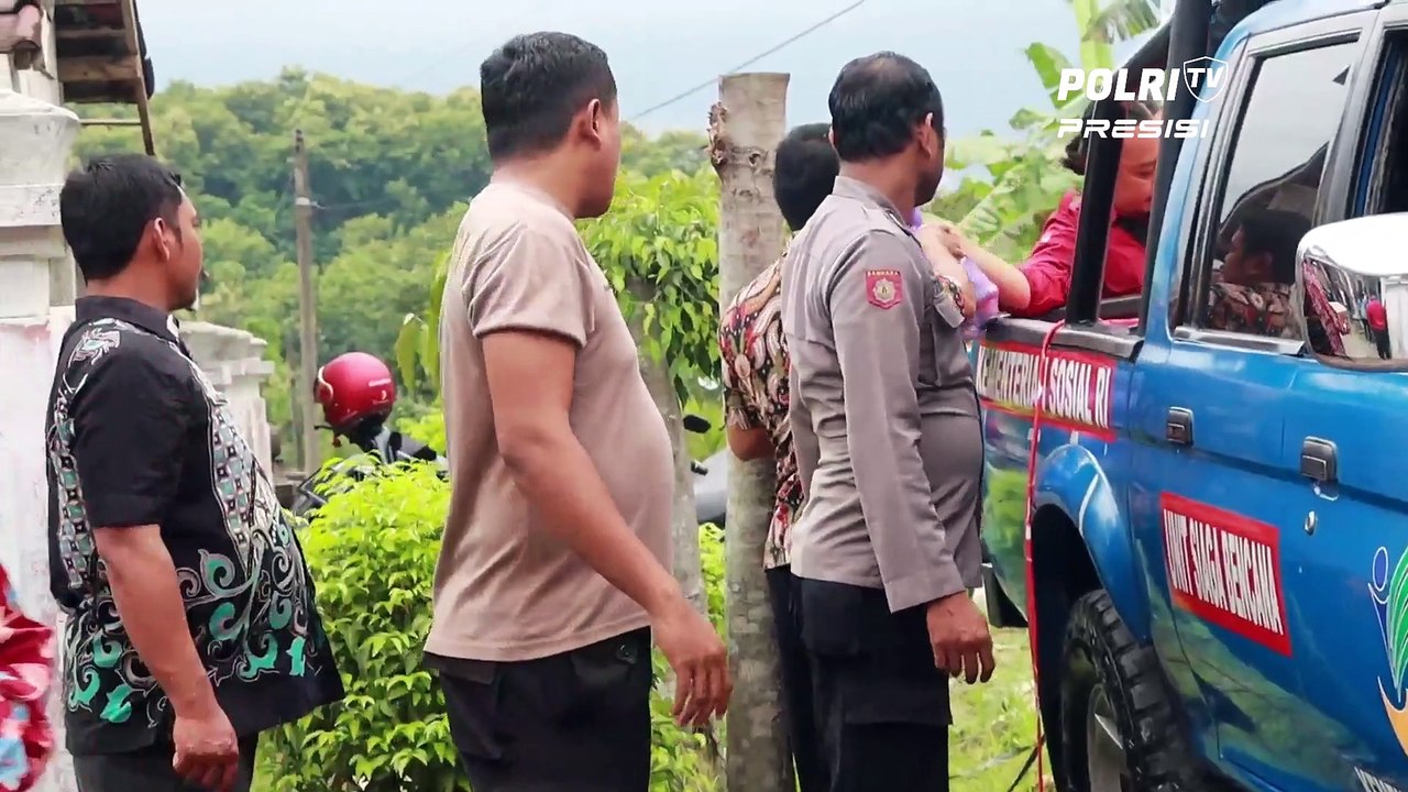 Polres Grobogan Bersama Forkopimda Grobogan Menyalurkan Bantuan Untuk Korban Banjir Bandang Di Kecamatan Geyer