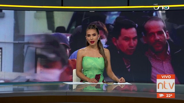 Imágenes registran el momento en que policías violentan contra un vehículo estacionado en las afueras del Comando Departamental de Santa Cruz