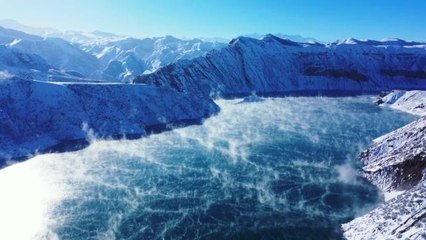 Sisler İçindeki Kenswat Gölü'nün Muhteşem Manzarası
