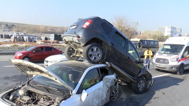 İstanbul'da zincirleme kaza: Polis aracının üzerine çıktı