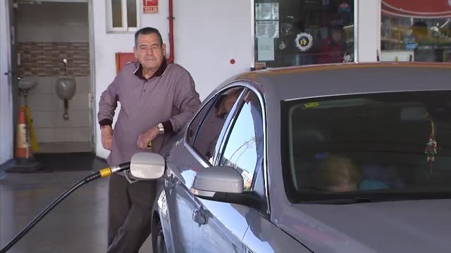 Colas en las gasolineras antes de que acaben las ayudas del Gobierno