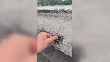 Buzlanan Tesla aracın açılmayan kapısı gündem oldu