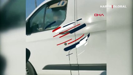 Kucağında çocuk ile minibüs kullanan umursamaz sürücü pes dedirtti