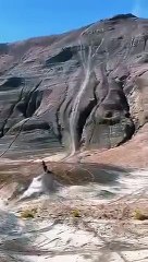 رجل يتسلق جبلاً شديد الانحدار بدراجته النارية في فيديو مذهل