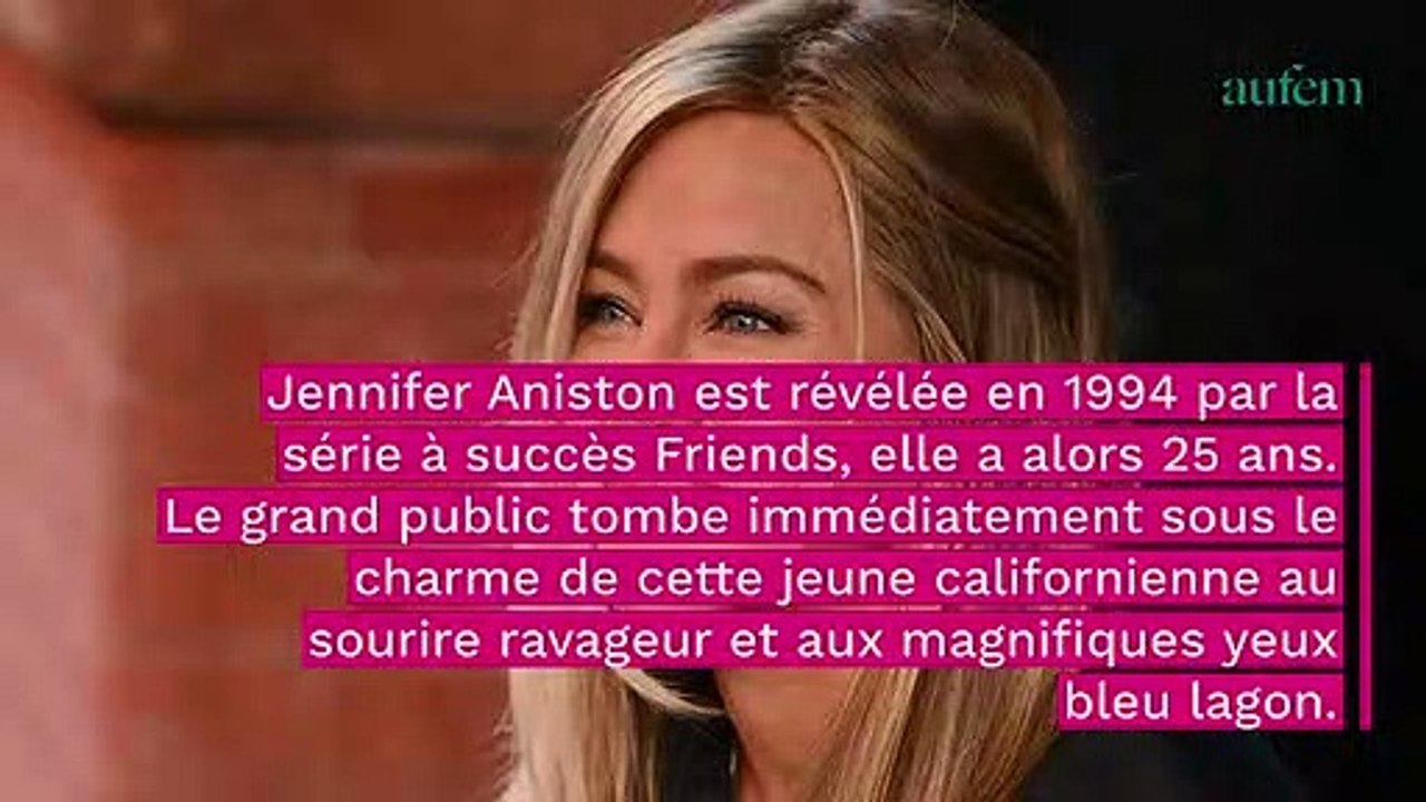 Jennifer Aniston sensuelle à 53 ans, elle assume ses cheveux bouclés naturels