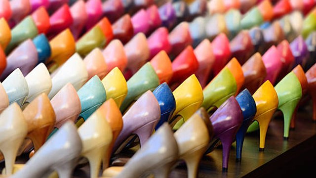 Astro Tips: इस Colour के Footwear पहने से मिलेगा फायदे, अपनाएं बस ये Tips । Boldsky *Religious