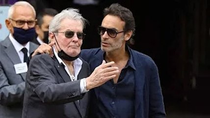 Alain Delon, son fils Anthony partage un moment intime avec le chanteur dans une vidéo sur le Web